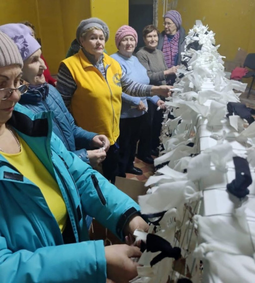 Активисты Центра общения старшего поколения Чамзинского района плетут сети «Зима» для наших ребят -  участников СВО.