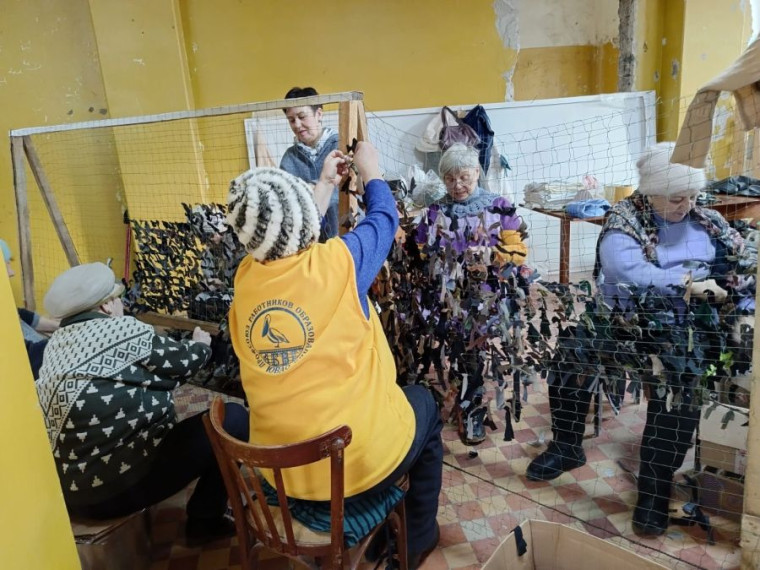 Активисты Центра общения старшего поколения в Чамзинском районе плетут в п.Комсомольском сети для нужд СВО.