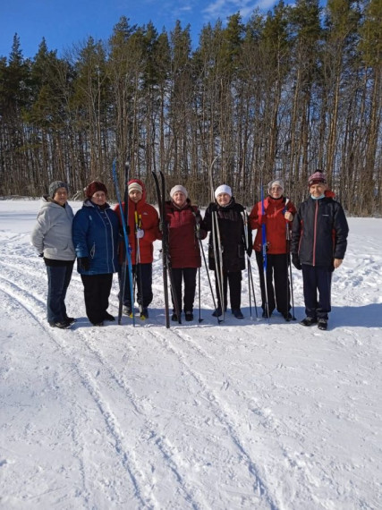 Дружная лыжная команда Центра общения Чамзинского района сегодня в очередной раз насладилась прелестями прогулки по зимнему лесу.