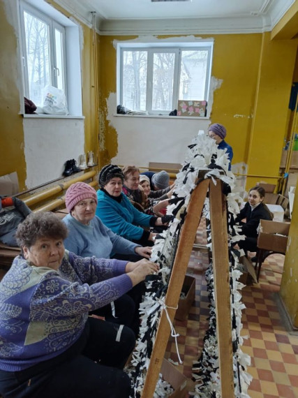 Активисты Центра общения старшего поколения Чамзинского района плетут сети «Зима» для наших ребят -  участников СВО.