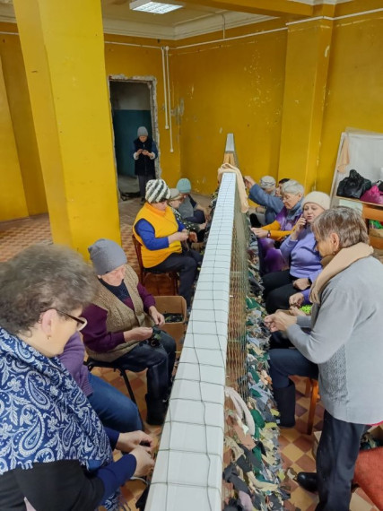 Активисты Центра общения старшего поколения в Чамзинском районе плетут в п.Комсомольском сети для нужд СВО.