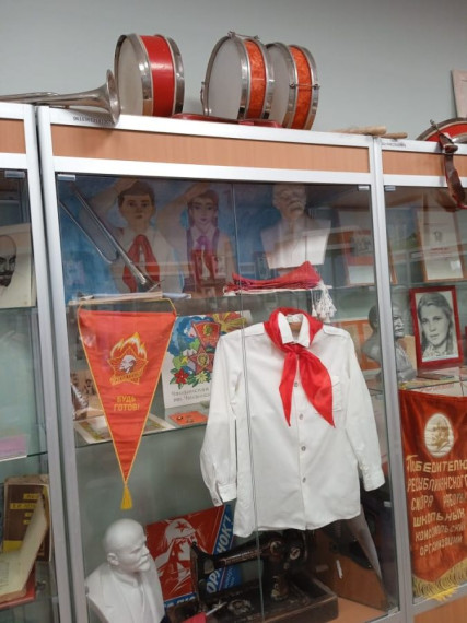 Сегодня перед активистами Центра общения Чамзинского района распахнул двери школьный краеведческий музей Лицея №1.