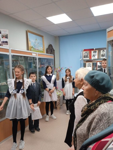 Сегодня перед активистами Центра общения Чамзинского района распахнул двери школьный краеведческий музей Лицея №1.